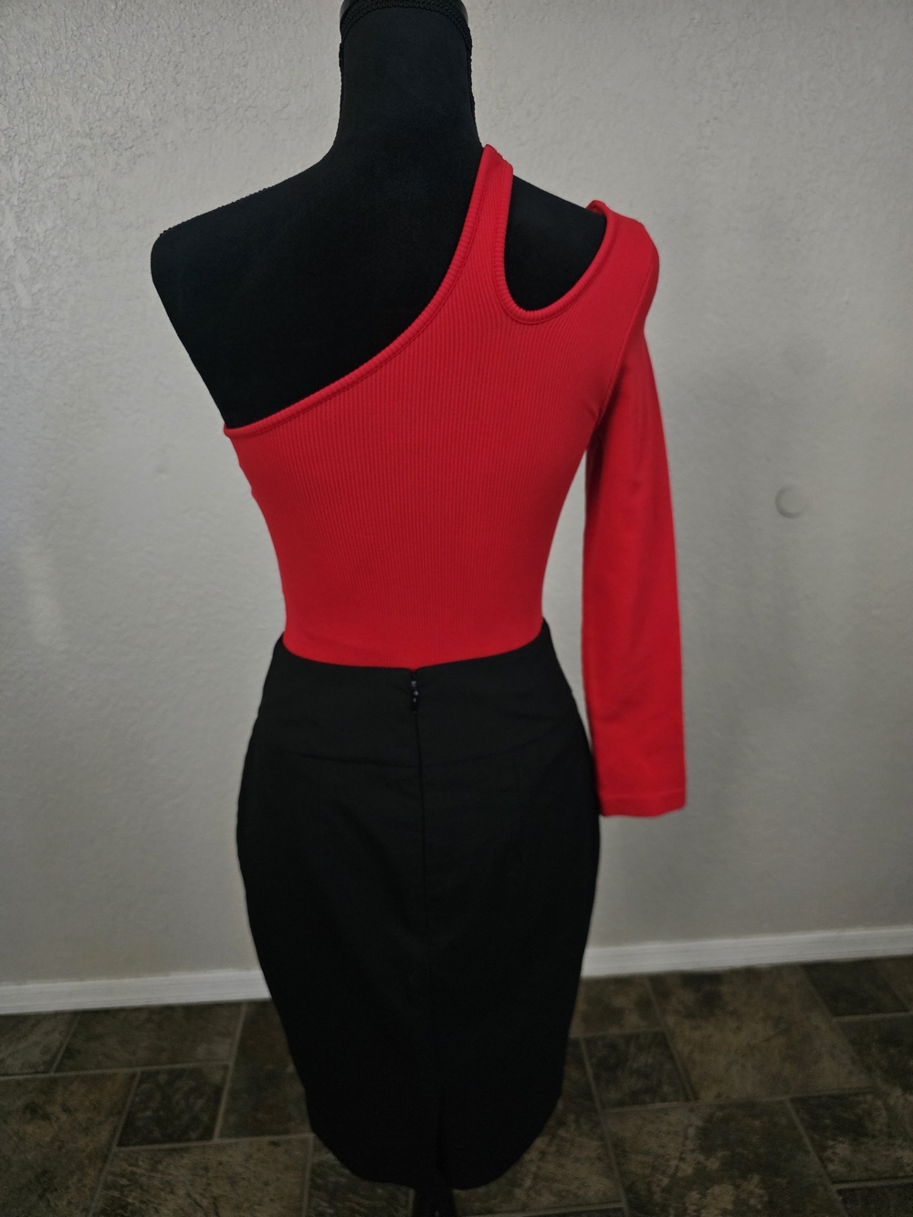Suzzete Asymmetrical One-Shoulder Red Bodysuit  XS/S -  NWOT - Picture 5 of 10